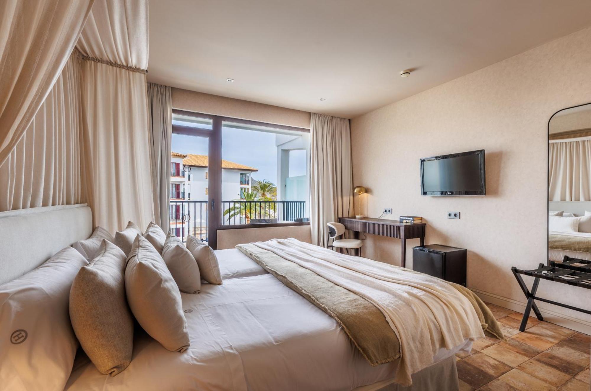 Double or Twin Room Side Sea View